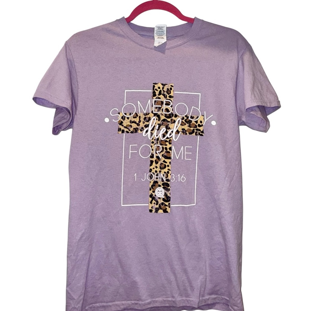 Lilac Short Sleeve Tee with Leopard Cross Graphic “somebody died for me” szSmall